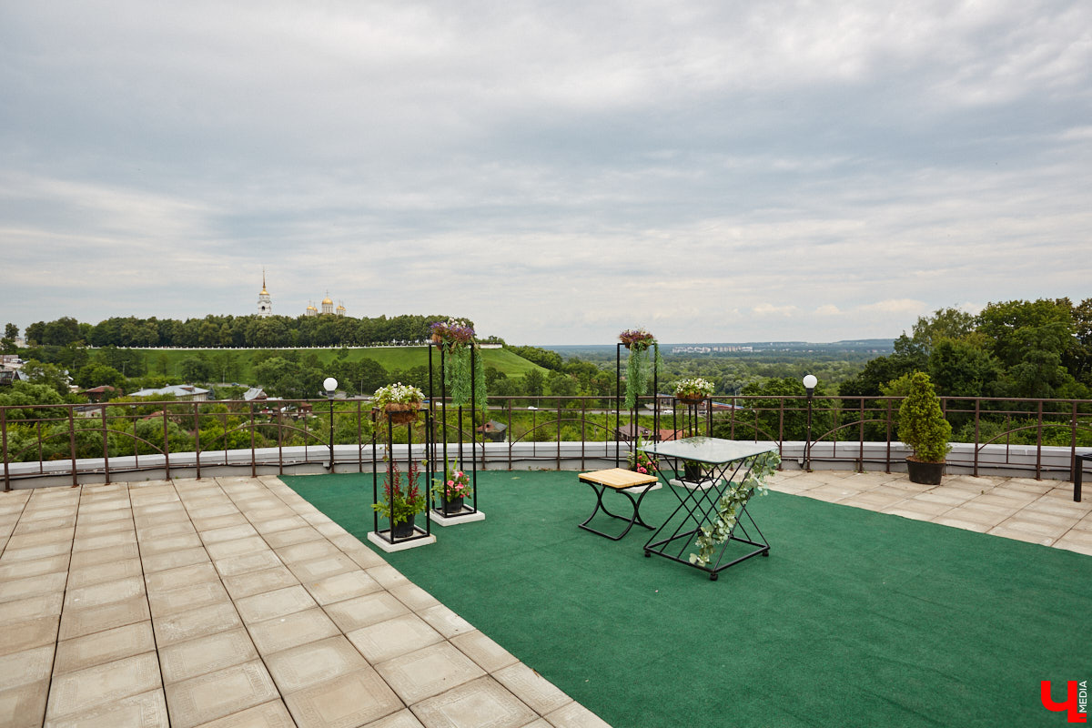 Собираетесь в ближайшее время соединить сердца? Отличная новость: теперь обменяться кольцами во Владимире можно не только в стенах Дворца бракосочетаний, но и на первой открытой площадке с прекрасным видом на исторический центр. Да еще и в одном из самых живописных мест нашего города — на территории Патриаршего сада. «Ключ-Медиа» запечатлел, как жених и невеста будут смотреться в новой локации.