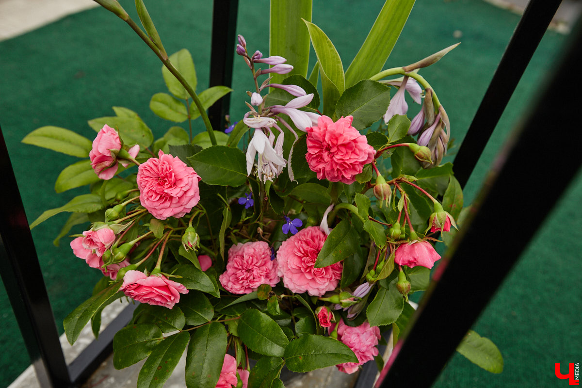 Собираетесь в ближайшее время соединить сердца? Отличная новость: теперь обменяться кольцами во Владимире можно не только в стенах Дворца бракосочетаний, но и на первой открытой площадке с прекрасным видом на исторический центр. Да еще и в одном из самых живописных мест нашего города — на территории Патриаршего сада. «Ключ-Медиа» запечатлел, как жених и невеста будут смотреться в новой локации.