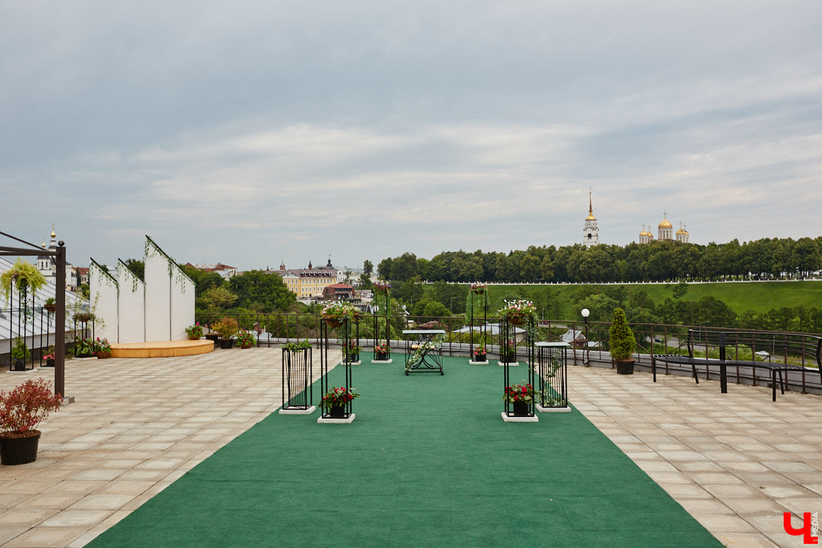 Собираетесь в ближайшее время соединить сердца? Отличная новость: теперь обменяться кольцами во Владимире можно не только в стенах Дворца бракосочетаний, но и на первой открытой площадке с прекрасным видом на исторический центр. Да еще и в одном из самых живописных мест нашего города — на территории Патриаршего сада. «Ключ-Медиа» запечатлел, как жених и невеста будут смотреться в новой локации.