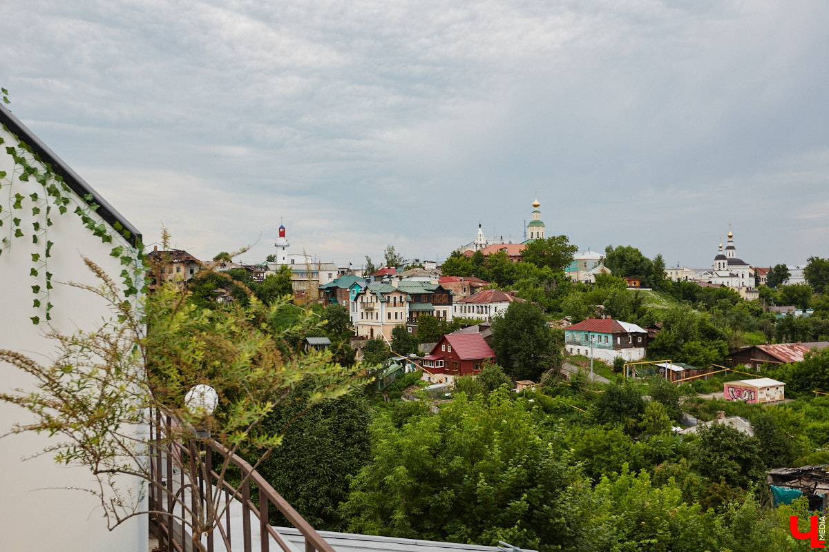 Собираетесь в ближайшее время соединить сердца? Отличная новость: теперь обменяться кольцами во Владимире можно не только в стенах Дворца бракосочетаний, но и на первой открытой площадке с прекрасным видом на исторический центр. Да еще и в одном из самых живописных мест нашего города — на территории Патриаршего сада. «Ключ-Медиа» запечатлел, как жених и невеста будут смотреться в новой локации.