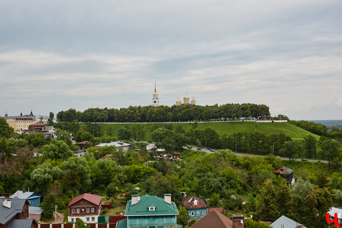 Собираетесь в ближайшее время соединить сердца? Отличная новость: теперь обменяться кольцами во Владимире можно не только в стенах Дворца бракосочетаний, но и на первой открытой площадке с прекрасным видом на исторический центр. Да еще и в одном из самых живописных мест нашего города — на территории Патриаршего сада. «Ключ-Медиа» запечатлел, как жених и невеста будут смотреться в новой локации.