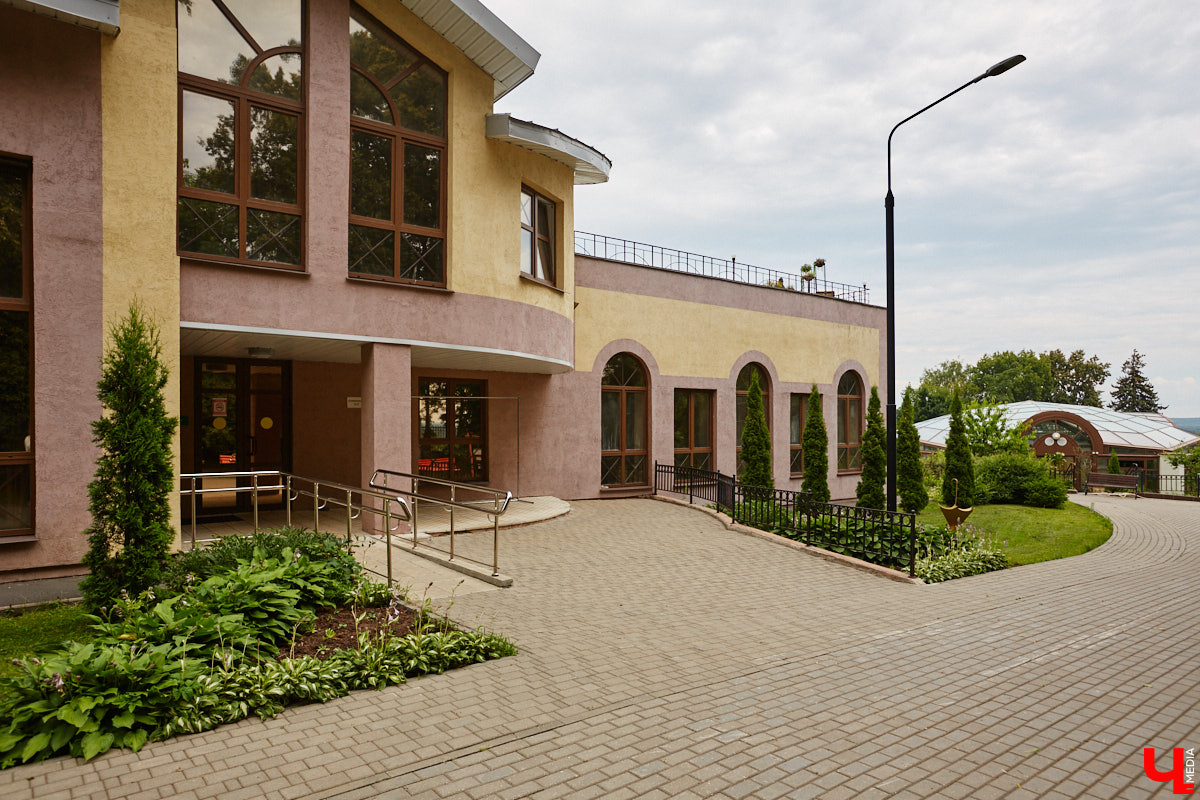 Собираетесь в ближайшее время соединить сердца? Отличная новость: теперь обменяться кольцами во Владимире можно не только в стенах Дворца бракосочетаний, но и на первой открытой площадке с прекрасным видом на исторический центр. Да еще и в одном из самых живописных мест нашего города — на территории Патриаршего сада. «Ключ-Медиа» запечатлел, как жених и невеста будут смотреться в новой локации.