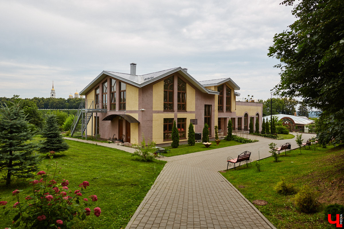 Собираетесь в ближайшее время соединить сердца? Отличная новость: теперь обменяться кольцами во Владимире можно не только в стенах Дворца бракосочетаний, но и на первой открытой площадке с прекрасным видом на исторический центр. Да еще и в одном из самых живописных мест нашего города — на территории Патриаршего сада. «Ключ-Медиа» запечатлел, как жених и невеста будут смотреться в новой локации.