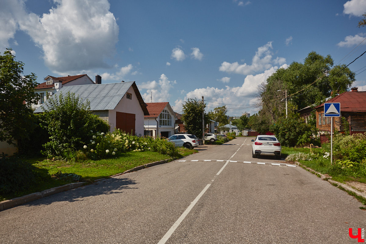 Весь июнь мы походили на одного комичного персонажа — ждуна. Мечтали и грезили о хорошей погоде, ежась под зонтами. И вот наконец просьбы любителей выкрутить лето на максимум услышаны: на Владимирскую область надвигается жара выше 30 градусов.