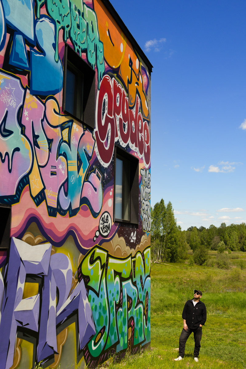 Яркий дом-куб, возведенный в нашем регионе на берегу реки, сразу же привлек внимание. Стены «Дома граффитчика» расписал известный райтер из Владимира — Спайдер. Собственно, для него весь проект и затевался. О новой арт-резиденции уличного художника «Ключ-Медиа» узнал из первых уст.