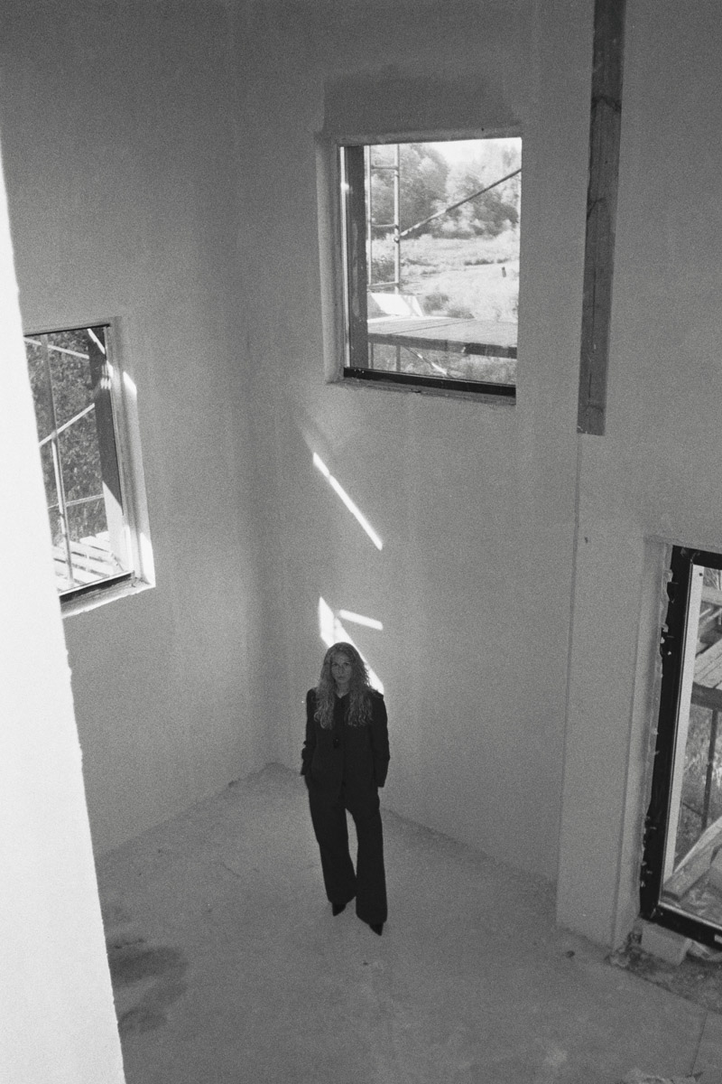 Яркий дом-куб, возведенный в нашем регионе на берегу реки, сразу же привлек внимание. Стены «Дома граффитчика» расписал известный райтер из Владимира — Спайдер. Собственно, для него весь проект и затевался. О новой арт-резиденции уличного художника «Ключ-Медиа» узнал из первых уст.