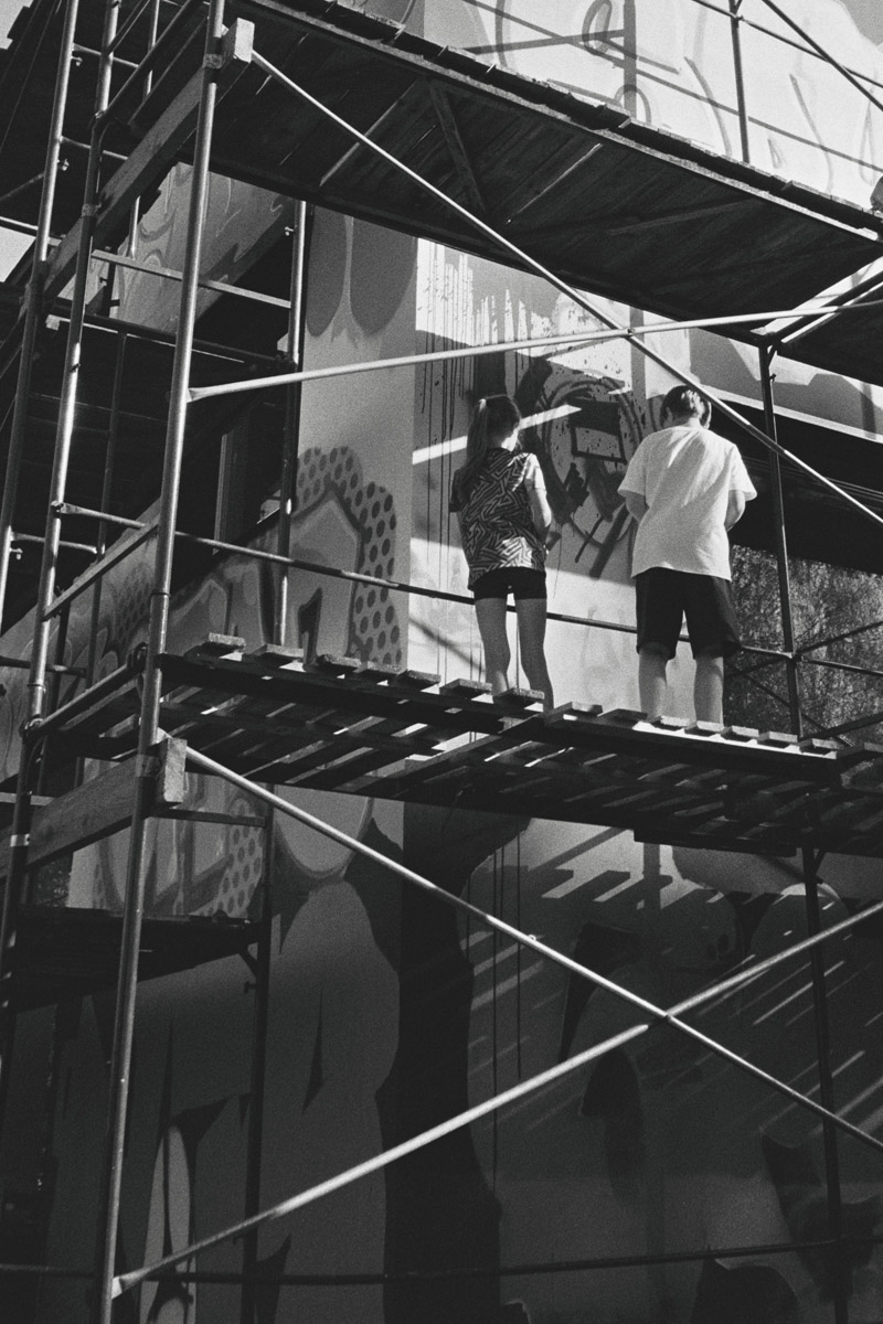 Яркий дом-куб, возведенный в нашем регионе на берегу реки, сразу же привлек внимание. Стены «Дома граффитчика» расписал известный райтер из Владимира — Спайдер. Собственно, для него весь проект и затевался. О новой арт-резиденции уличного художника «Ключ-Медиа» узнал из первых уст.