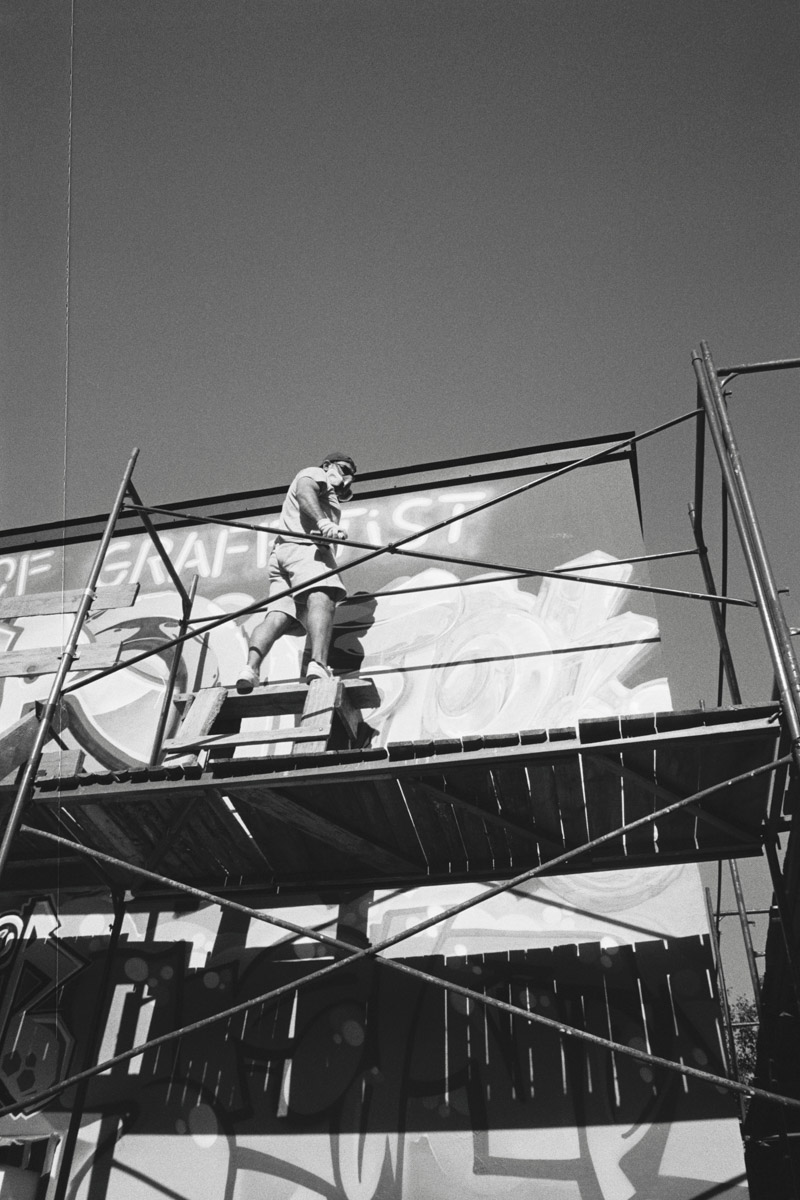 Яркий дом-куб, возведенный в нашем регионе на берегу реки, сразу же привлек внимание. Стены «Дома граффитчика» расписал известный райтер из Владимира — Спайдер. Собственно, для него весь проект и затевался. О новой арт-резиденции уличного художника «Ключ-Медиа» узнал из первых уст.