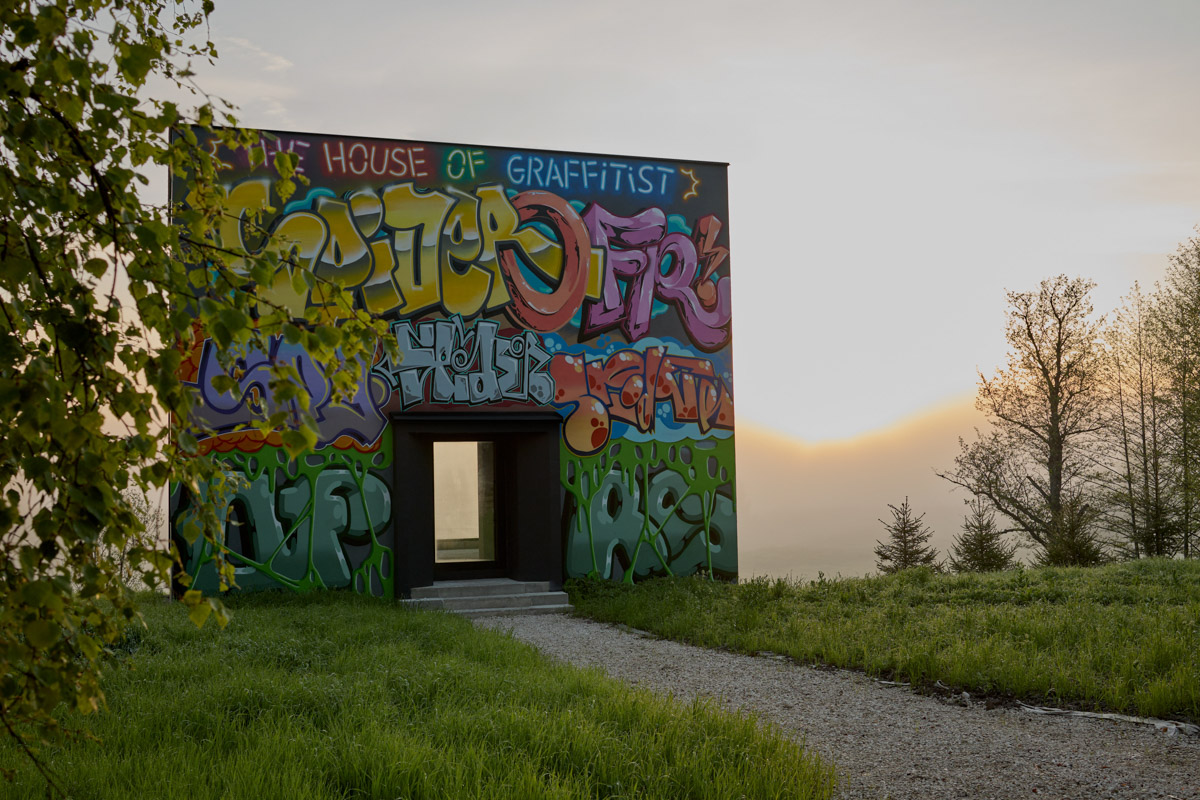 Яркий дом-куб, возведенный в нашем регионе на берегу реки, сразу же привлек внимание. Стены «Дома граффитчика» расписал известный райтер из Владимира — Спайдер. Собственно, для него весь проект и затевался. О новой арт-резиденции уличного художника «Ключ-Медиа» узнал из первых уст.