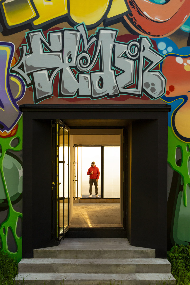 Яркий дом-куб, возведенный в нашем регионе на берегу реки, сразу же привлек внимание. Стены «Дома граффитчика» расписал известный райтер из Владимира — Спайдер. Собственно, для него весь проект и затевался. О новой арт-резиденции уличного художника «Ключ-Медиа» узнал из первых уст.