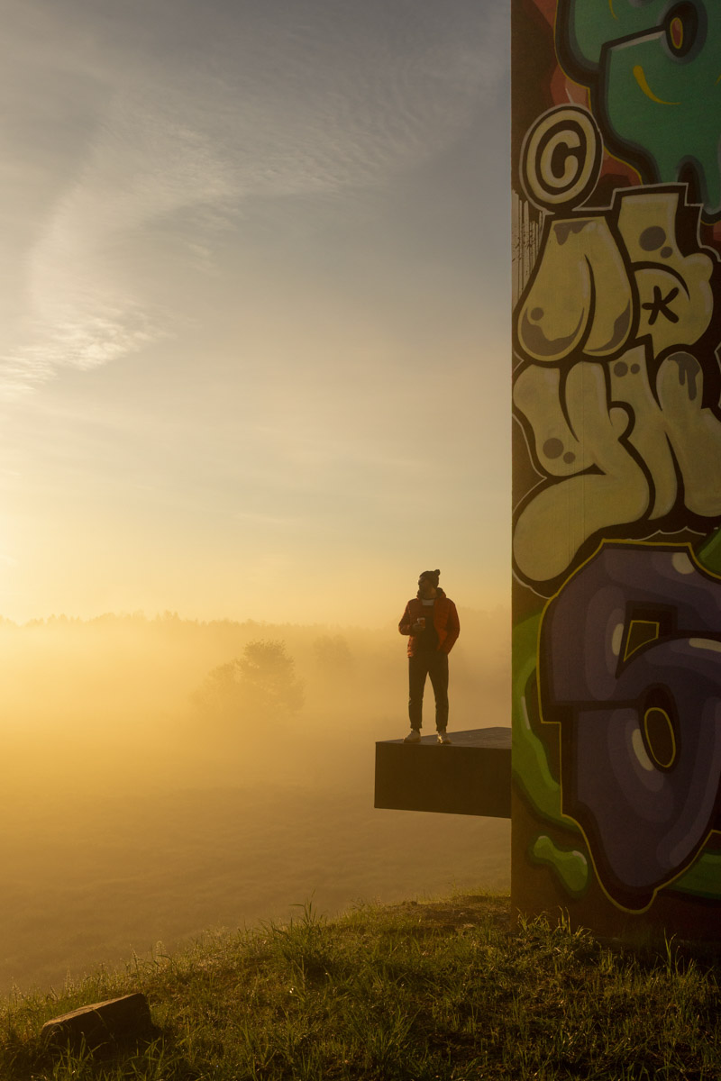 Яркий дом-куб, возведенный в нашем регионе на берегу реки, сразу же привлек внимание. Стены «Дома граффитчика» расписал известный райтер из Владимира — Спайдер. Собственно, для него весь проект и затевался. О новой арт-резиденции уличного художника «Ключ-Медиа» узнал из первых уст.