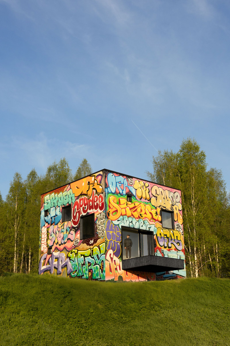 Яркий дом-куб, возведенный в нашем регионе на берегу реки, сразу же привлек внимание. Стены «Дома граффитчика» расписал известный райтер из Владимира — Спайдер. Собственно, для него весь проект и затевался. О новой арт-резиденции уличного художника «Ключ-Медиа» узнал из первых уст.