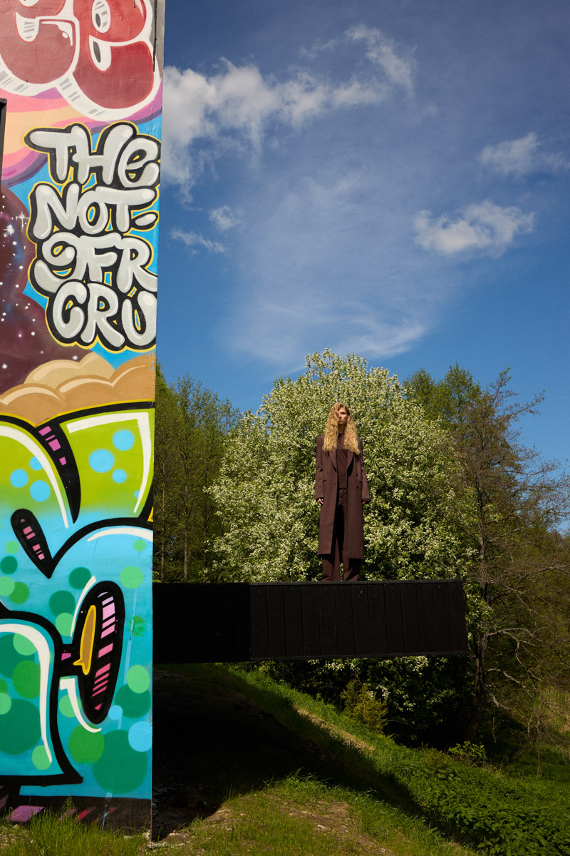 Яркий дом-куб, возведенный в нашем регионе на берегу реки, сразу же привлек внимание. Стены «Дома граффитчика» расписал известный райтер из Владимира — Спайдер. Собственно, для него весь проект и затевался. О новой арт-резиденции уличного художника «Ключ-Медиа» узнал из первых уст.