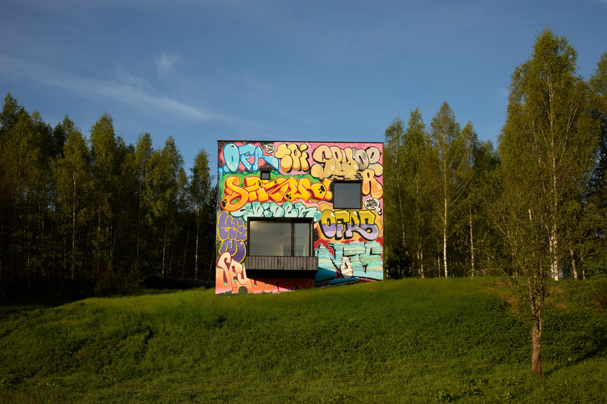 Яркий дом-куб, возведенный в нашем регионе на берегу реки, сразу же привлек внимание. Стены «Дома граффитчика» расписал известный райтер из Владимира — Спайдер. Собственно, для него весь проект и затевался. О новой арт-резиденции уличного художника «Ключ-Медиа» узнал из первых уст.