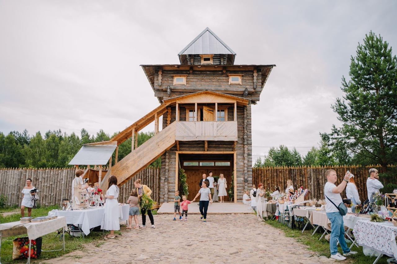 Погрузиться в атмосферу крестьянской Руси, отдохнуть на природе и найти новые фишки для развития своего дела — такое неординарное и заманчивое предложение сделали всем желающим организаторы бизнес-фестиваля «Греби на максимум!» Зачем? Чтобы владимирские предприниматели и самозанятые смогли прокачать скилы в досуговом формате, обсудить актуальные темы и обменяться идеями в неформальной обстановке.