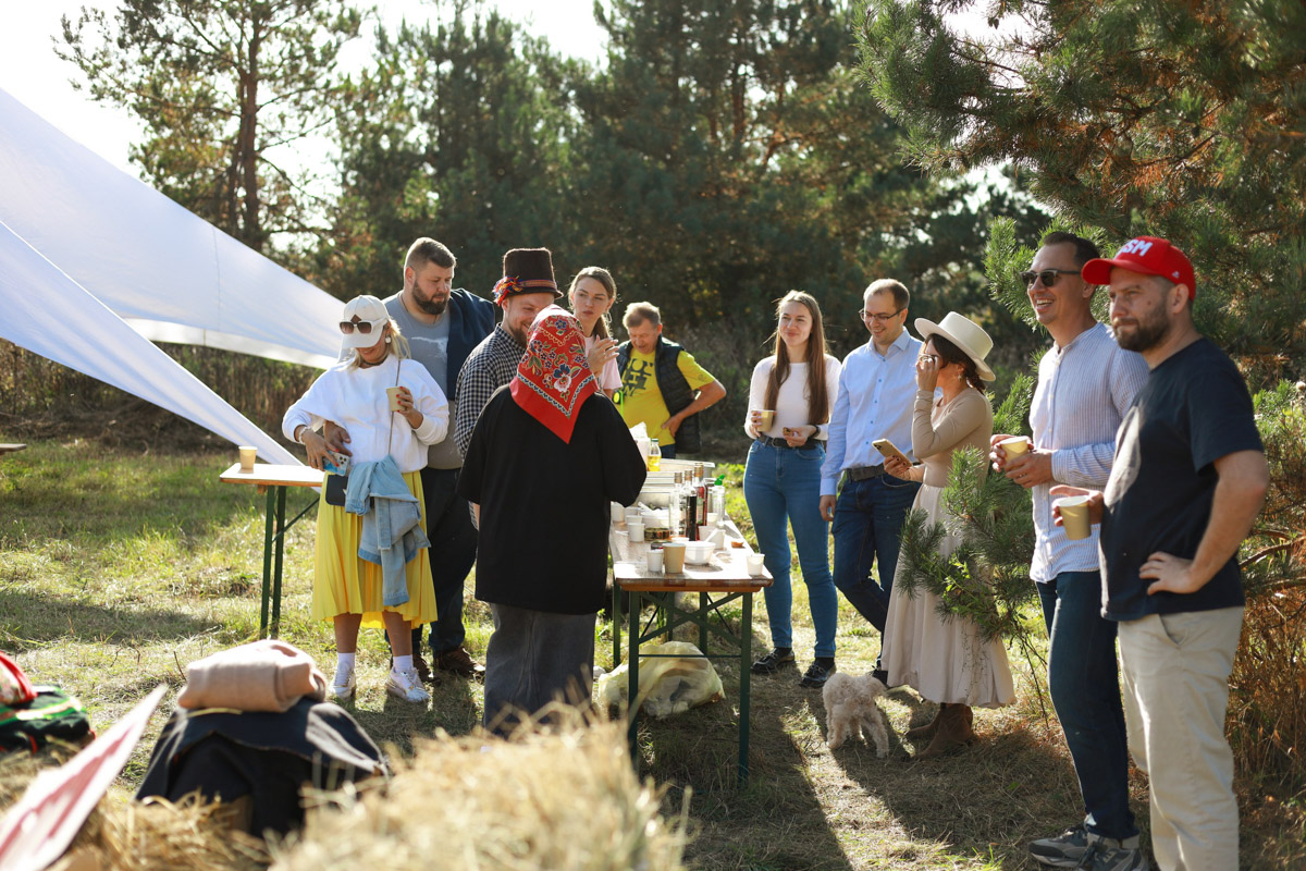 Погрузиться в атмосферу крестьянской Руси, отдохнуть на природе и найти новые фишки для развития своего дела — такое неординарное и заманчивое предложение сделали всем желающим организаторы бизнес-фестиваля «Греби на максимум!» Зачем? Чтобы владимирские предприниматели и самозанятые смогли прокачать скилы в досуговом формате, обсудить актуальные темы и обменяться идеями в неформальной обстановке.