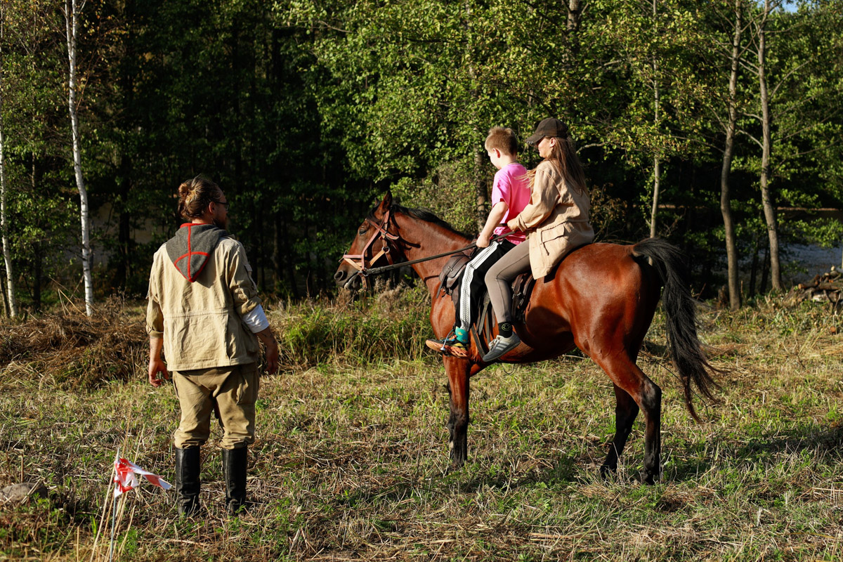 Погрузиться в атмосферу крестьянской Руси, отдохнуть на природе и найти новые фишки для развития своего дела — такое неординарное и заманчивое предложение сделали всем желающим организаторы бизнес-фестиваля «Греби на максимум!» Зачем? Чтобы владимирские предприниматели и самозанятые смогли прокачать скилы в досуговом формате, обсудить актуальные темы и обменяться идеями в неформальной обстановке.