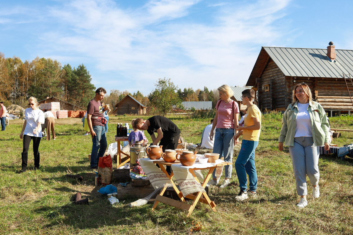 Погрузиться в атмосферу крестьянской Руси, отдохнуть на природе и найти новые фишки для развития своего дела — такое неординарное и заманчивое предложение сделали всем желающим организаторы бизнес-фестиваля «Греби на максимум!» Зачем? Чтобы владимирские предприниматели и самозанятые смогли прокачать скилы в досуговом формате, обсудить актуальные темы и обменяться идеями в неформальной обстановке.