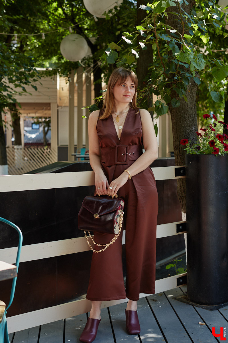 Ценники на вещи заставляют наши сердца стучать чаще, но, конечно, не от восторга. Впрочем, владимирскому стилисту Марине Соловьевой под силу собрать трендовый образ за копейки. И это не громкие слова. Эксперт продемонстрировала «Ключ-Медиа» три бюджетных образа с вещами из секонд-хенда.