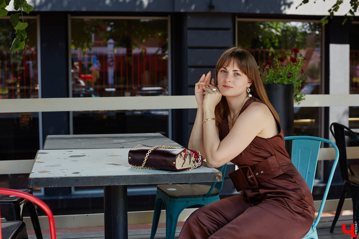 Ценники на вещи заставляют наши сердца стучать чаще, но, конечно, не от восторга. Впрочем, владимирскому стилисту Марине Соловьевой под силу собрать трендовый образ за копейки. И это не громкие слова. Эксперт продемонстрировала «Ключ-Медиа» три бюджетных образа с вещами из секонд-хенда.