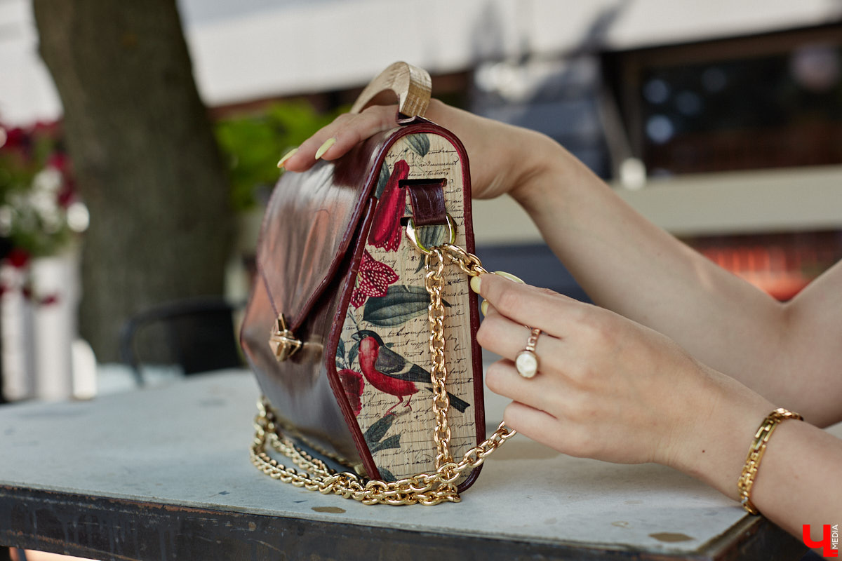 Ценники на вещи заставляют наши сердца стучать чаще, но, конечно, не от восторга. Впрочем, владимирскому стилисту Марине Соловьевой под силу собрать трендовый образ за копейки. И это не громкие слова. Эксперт продемонстрировала «Ключ-Медиа» три бюджетных образа с вещами из секонд-хенда.