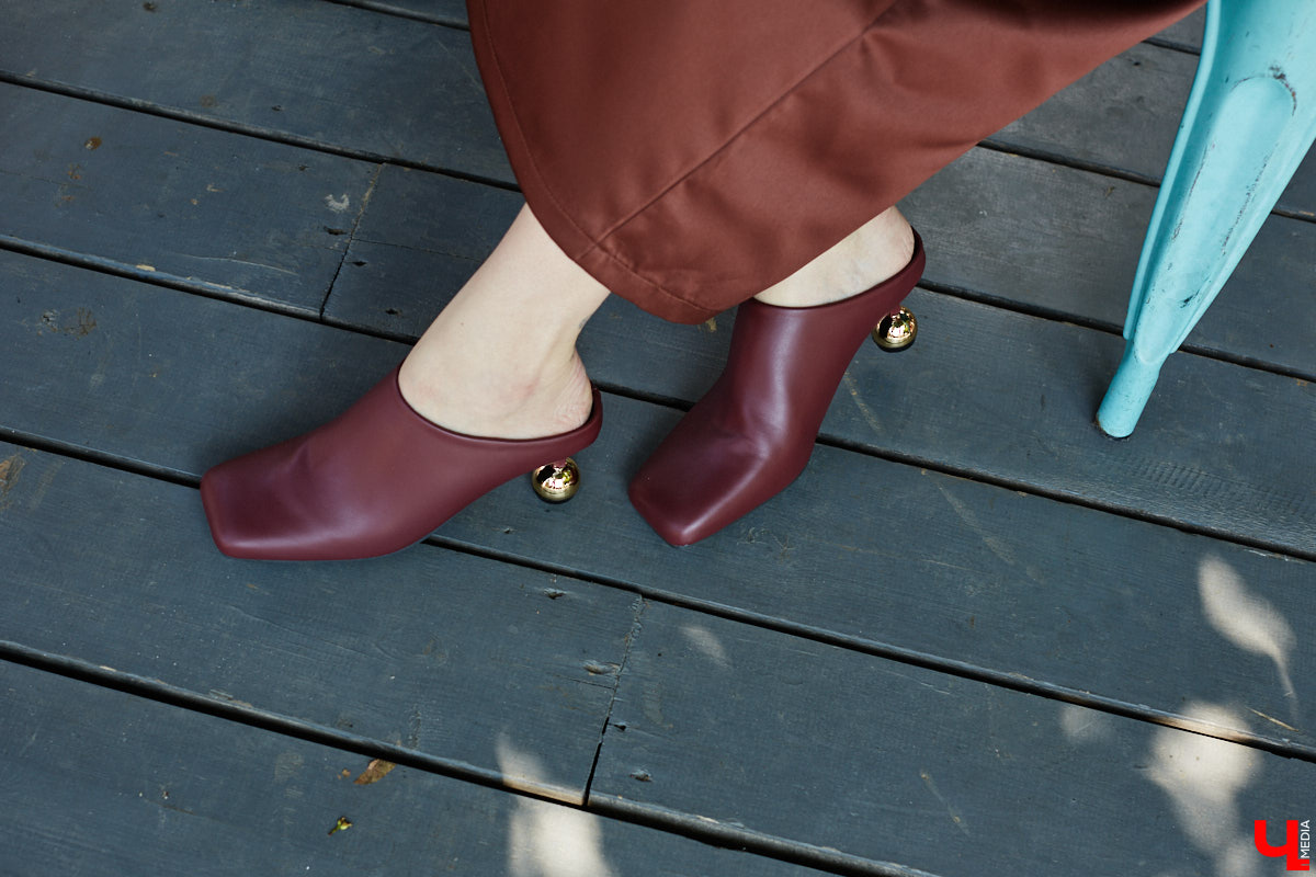 Ценники на вещи заставляют наши сердца стучать чаще, но, конечно, не от восторга. Впрочем, владимирскому стилисту Марине Соловьевой под силу собрать трендовый образ за копейки. И это не громкие слова. Эксперт продемонстрировала «Ключ-Медиа» три бюджетных образа с вещами из секонд-хенда.