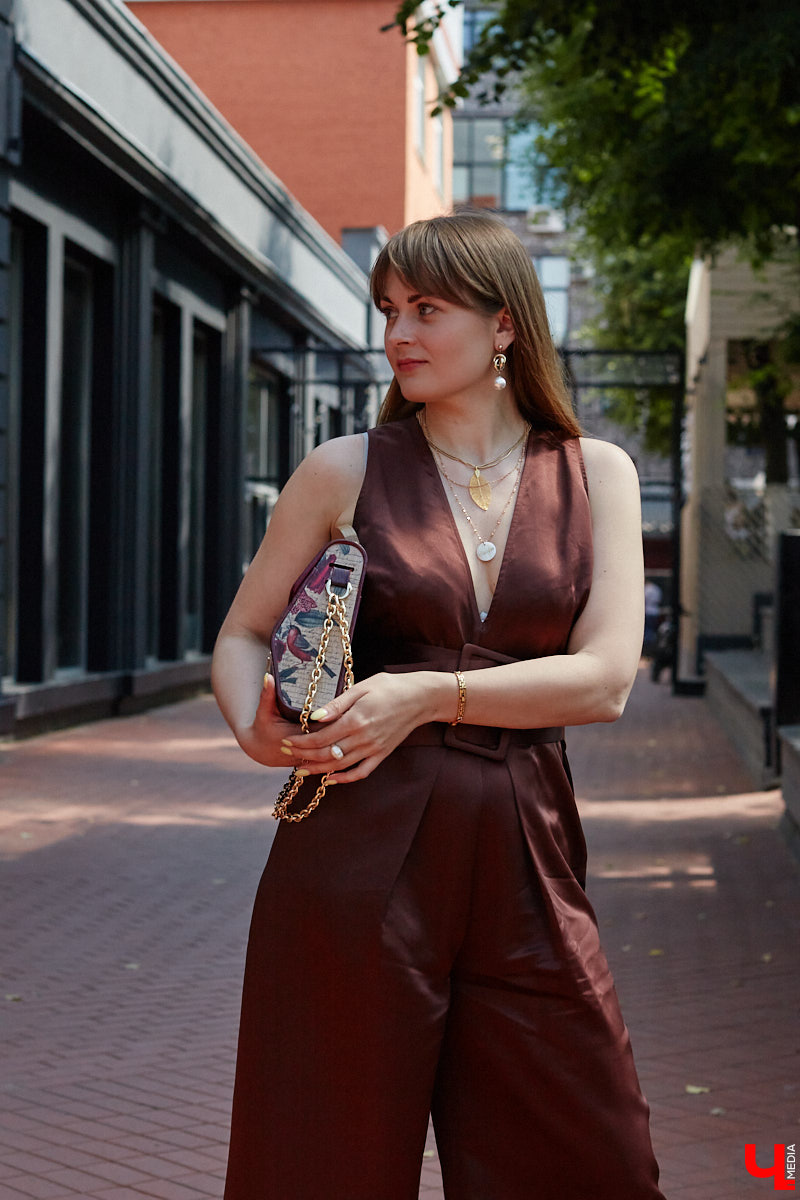 Ценники на вещи заставляют наши сердца стучать чаще, но, конечно, не от восторга. Впрочем, владимирскому стилисту Марине Соловьевой под силу собрать трендовый образ за копейки. И это не громкие слова. Эксперт продемонстрировала «Ключ-Медиа» три бюджетных образа с вещами из секонд-хенда.