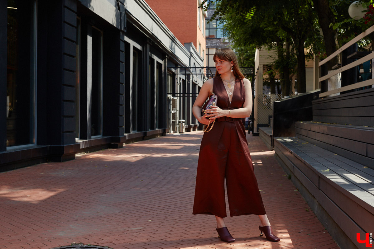 Ценники на вещи заставляют наши сердца стучать чаще, но, конечно, не от восторга. Впрочем, владимирскому стилисту Марине Соловьевой под силу собрать трендовый образ за копейки. И это не громкие слова. Эксперт продемонстрировала «Ключ-Медиа» три бюджетных образа с вещами из секонд-хенда.