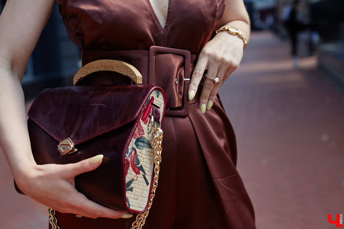 Ценники на вещи заставляют наши сердца стучать чаще, но, конечно, не от восторга. Впрочем, владимирскому стилисту Марине Соловьевой под силу собрать трендовый образ за копейки. И это не громкие слова. Эксперт продемонстрировала «Ключ-Медиа» три бюджетных образа с вещами из секонд-хенда.