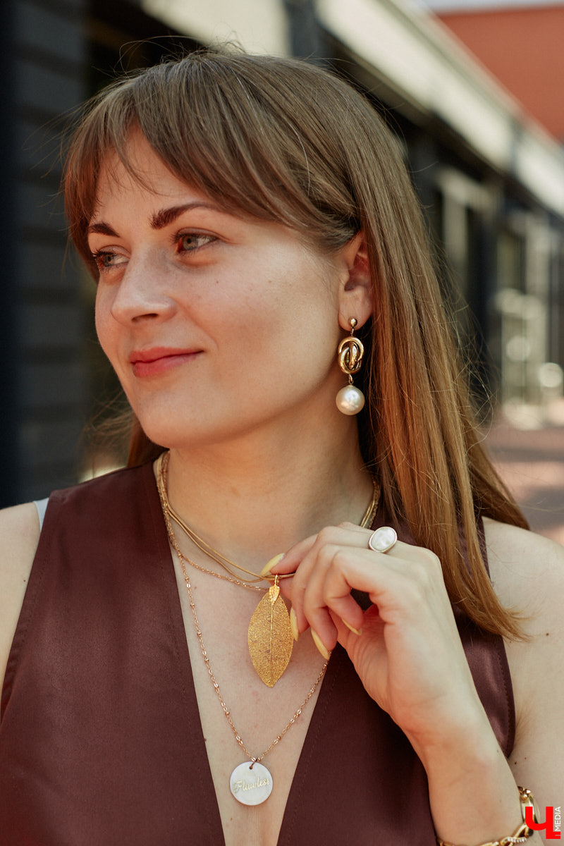 Ценники на вещи заставляют наши сердца стучать чаще, но, конечно, не от восторга. Впрочем, владимирскому стилисту Марине Соловьевой под силу собрать трендовый образ за копейки. И это не громкие слова. Эксперт продемонстрировала «Ключ-Медиа» три бюджетных образа с вещами из секонд-хенда.