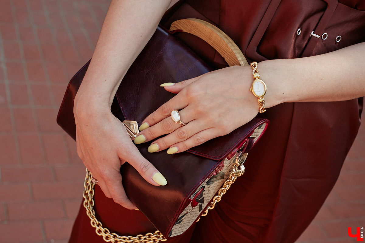 Ценники на вещи заставляют наши сердца стучать чаще, но, конечно, не от восторга. Впрочем, владимирскому стилисту Марине Соловьевой под силу собрать трендовый образ за копейки. И это не громкие слова. Эксперт продемонстрировала «Ключ-Медиа» три бюджетных образа с вещами из секонд-хенда.