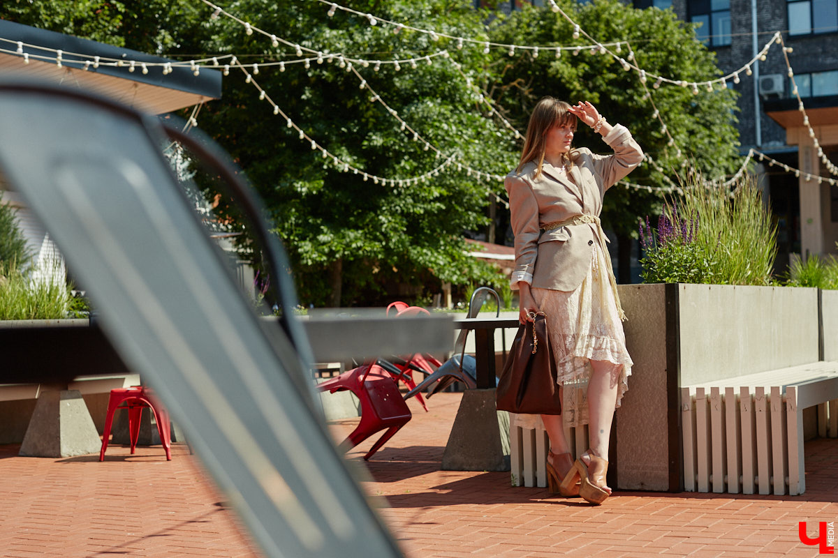 Ценники на вещи заставляют наши сердца стучать чаще, но, конечно, не от восторга. Впрочем, владимирскому стилисту Марине Соловьевой под силу собрать трендовый образ за копейки. И это не громкие слова. Эксперт продемонстрировала «Ключ-Медиа» три бюджетных образа с вещами из секонд-хенда.