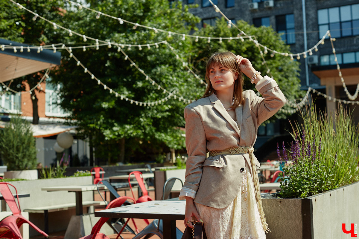 Ценники на вещи заставляют наши сердца стучать чаще, но, конечно, не от восторга. Впрочем, владимирскому стилисту Марине Соловьевой под силу собрать трендовый образ за копейки. И это не громкие слова. Эксперт продемонстрировала «Ключ-Медиа» три бюджетных образа с вещами из секонд-хенда.