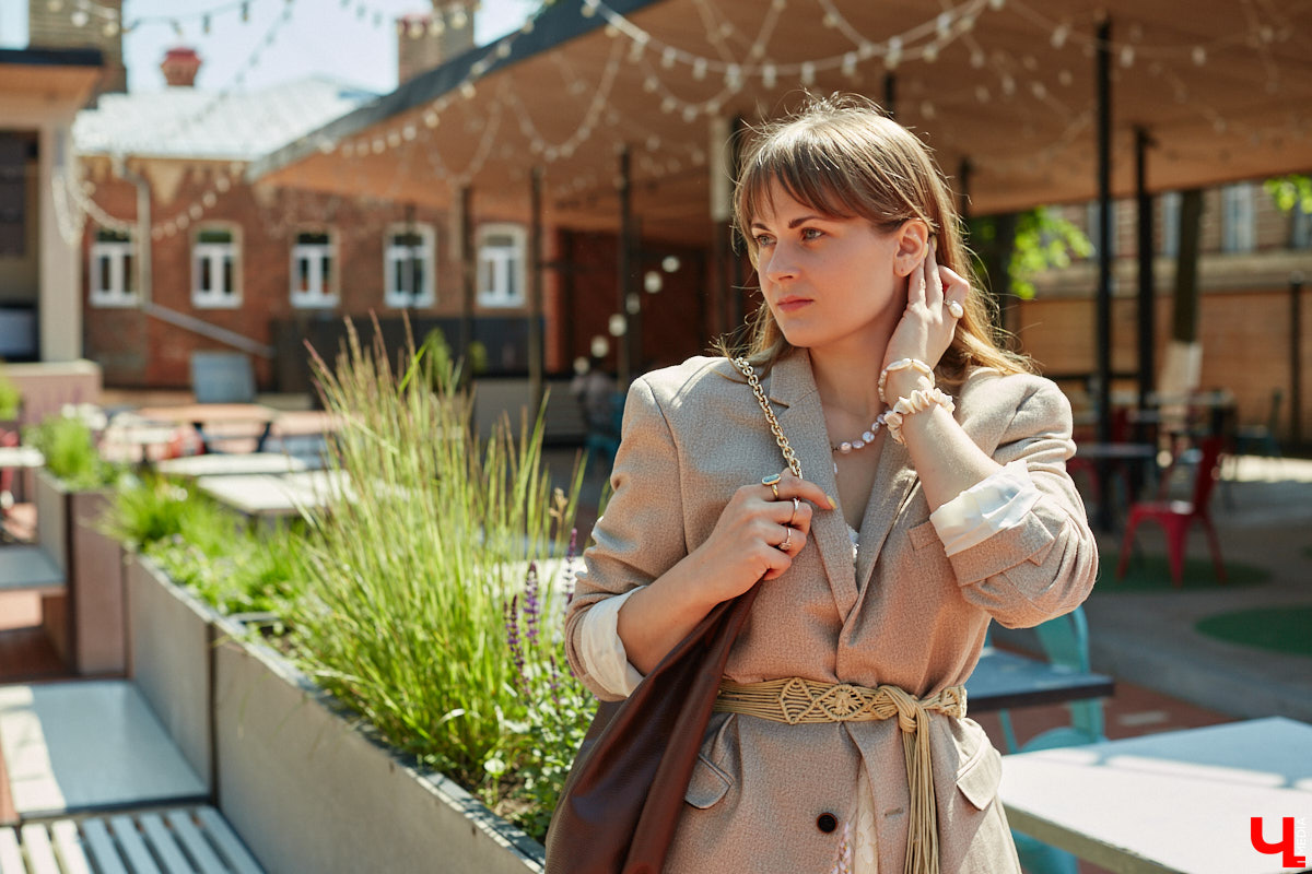 Ценники на вещи заставляют наши сердца стучать чаще, но, конечно, не от восторга. Впрочем, владимирскому стилисту Марине Соловьевой под силу собрать трендовый образ за копейки. И это не громкие слова. Эксперт продемонстрировала «Ключ-Медиа» три бюджетных образа с вещами из секонд-хенда.