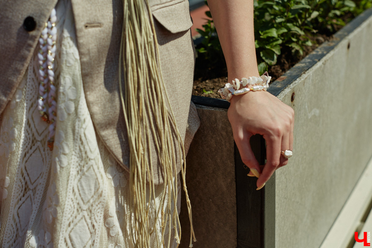 Ценники на вещи заставляют наши сердца стучать чаще, но, конечно, не от восторга. Впрочем, владимирскому стилисту Марине Соловьевой под силу собрать трендовый образ за копейки. И это не громкие слова. Эксперт продемонстрировала «Ключ-Медиа» три бюджетных образа с вещами из секонд-хенда.