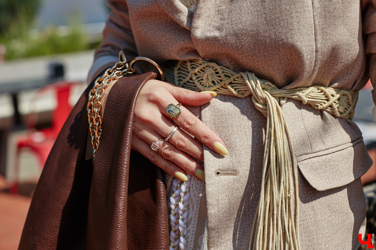 Ценники на вещи заставляют наши сердца стучать чаще, но, конечно, не от восторга. Впрочем, владимирскому стилисту Марине Соловьевой под силу собрать трендовый образ за копейки. И это не громкие слова. Эксперт продемонстрировала «Ключ-Медиа» три бюджетных образа с вещами из секонд-хенда.