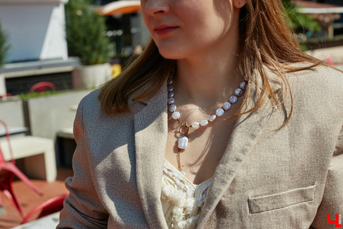 Ценники на вещи заставляют наши сердца стучать чаще, но, конечно, не от восторга. Впрочем, владимирскому стилисту Марине Соловьевой под силу собрать трендовый образ за копейки. И это не громкие слова. Эксперт продемонстрировала «Ключ-Медиа» три бюджетных образа с вещами из секонд-хенда.