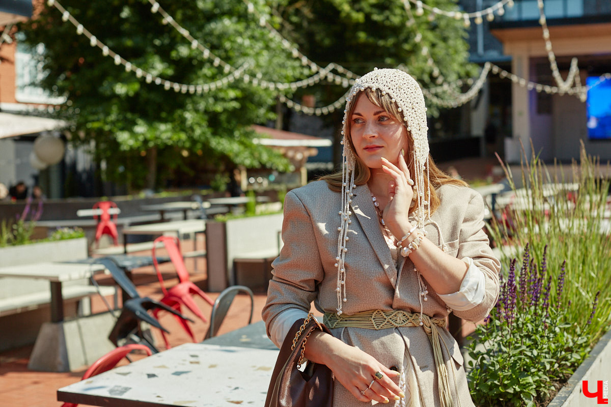 Ценники на вещи заставляют наши сердца стучать чаще, но, конечно, не от восторга. Впрочем, владимирскому стилисту Марине Соловьевой под силу собрать трендовый образ за копейки. И это не громкие слова. Эксперт продемонстрировала «Ключ-Медиа» три бюджетных образа с вещами из секонд-хенда.