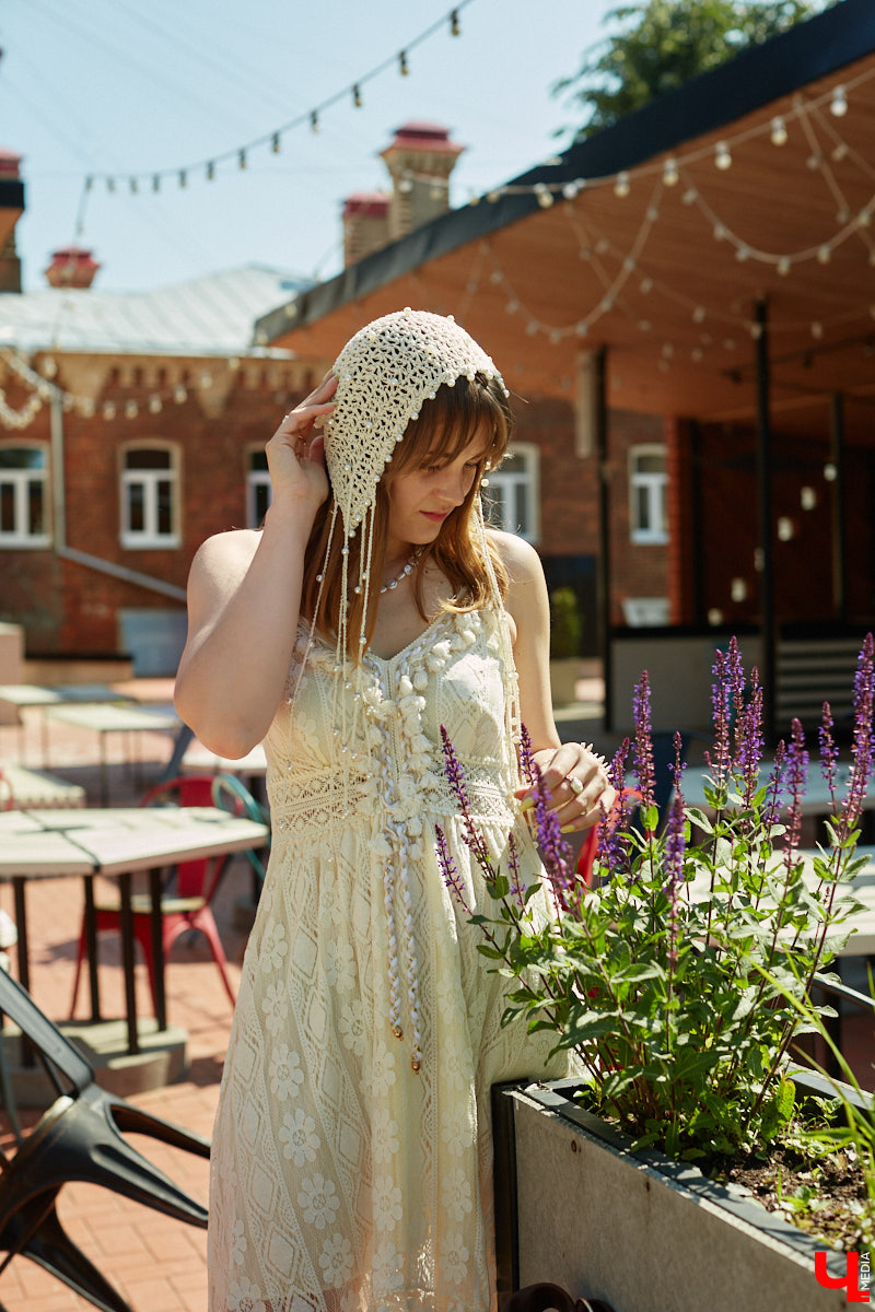 Ценники на вещи заставляют наши сердца стучать чаще, но, конечно, не от восторга. Впрочем, владимирскому стилисту Марине Соловьевой под силу собрать трендовый образ за копейки. И это не громкие слова. Эксперт продемонстрировала «Ключ-Медиа» три бюджетных образа с вещами из секонд-хенда.