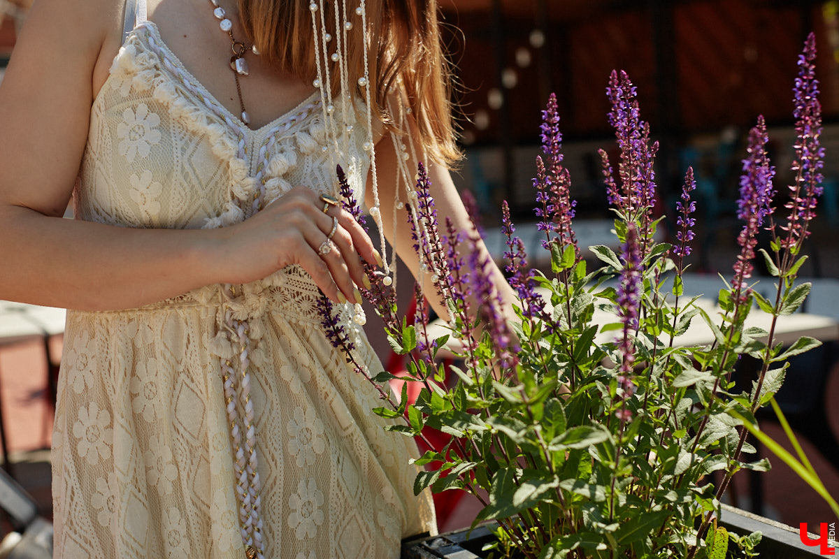 Ценники на вещи заставляют наши сердца стучать чаще, но, конечно, не от восторга. Впрочем, владимирскому стилисту Марине Соловьевой под силу собрать трендовый образ за копейки. И это не громкие слова. Эксперт продемонстрировала «Ключ-Медиа» три бюджетных образа с вещами из секонд-хенда.