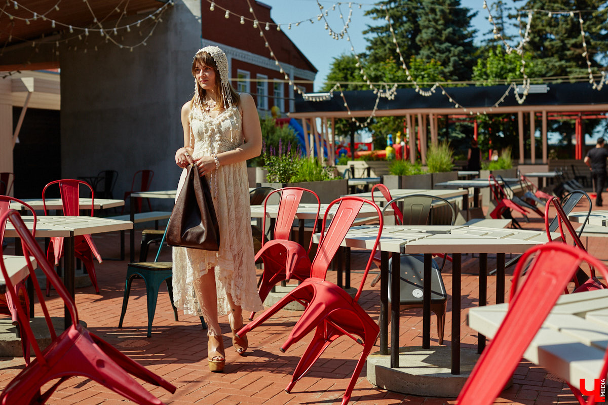 Ценники на вещи заставляют наши сердца стучать чаще, но, конечно, не от восторга. Впрочем, владимирскому стилисту Марине Соловьевой под силу собрать трендовый образ за копейки. И это не громкие слова. Эксперт продемонстрировала «Ключ-Медиа» три бюджетных образа с вещами из секонд-хенда.