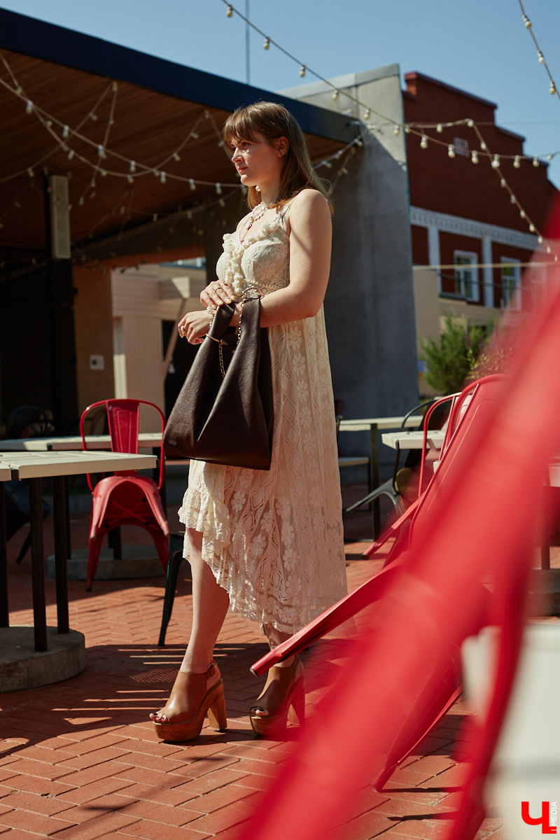 Ценники на вещи заставляют наши сердца стучать чаще, но, конечно, не от восторга. Впрочем, владимирскому стилисту Марине Соловьевой под силу собрать трендовый образ за копейки. И это не громкие слова. Эксперт продемонстрировала «Ключ-Медиа» три бюджетных образа с вещами из секонд-хенда.