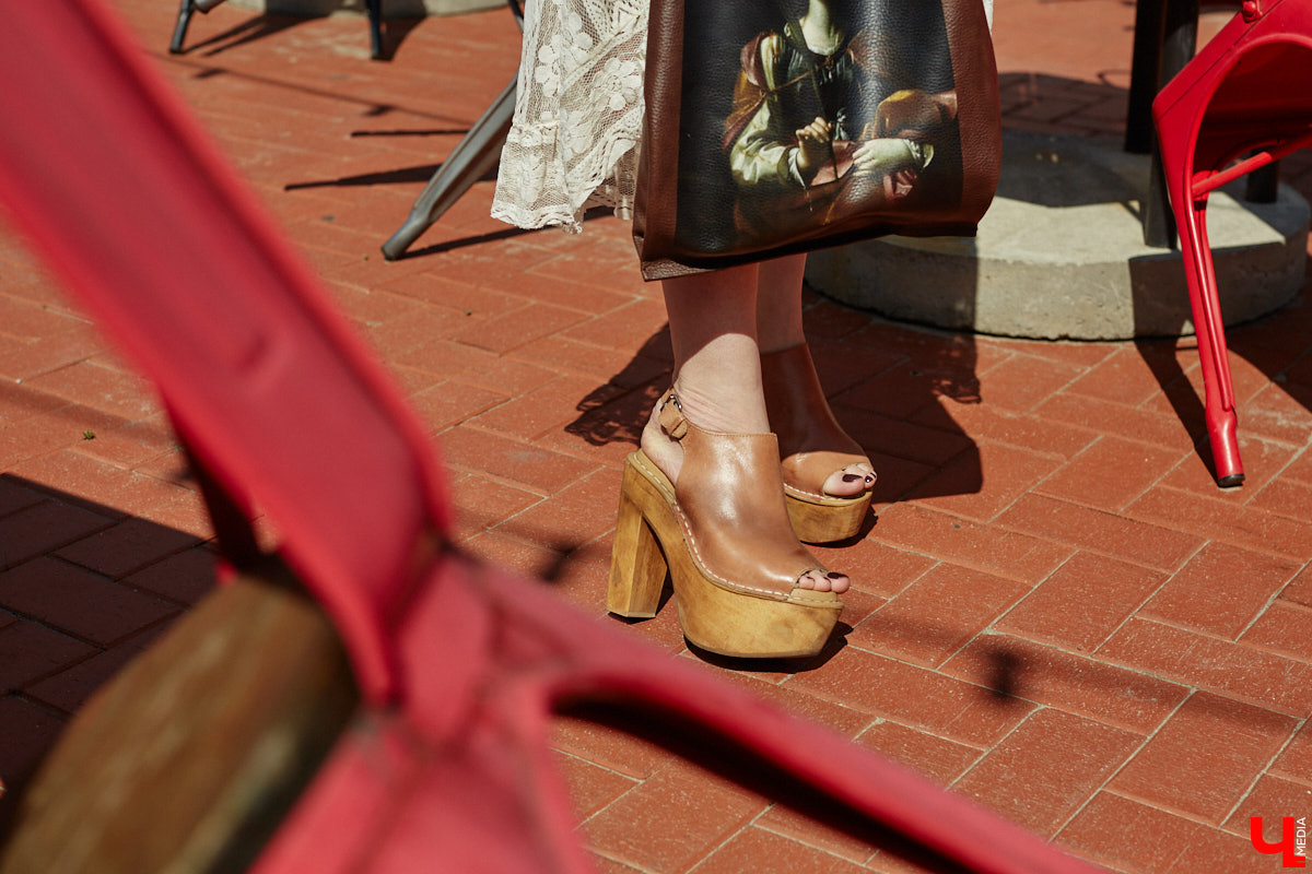 Ценники на вещи заставляют наши сердца стучать чаще, но, конечно, не от восторга. Впрочем, владимирскому стилисту Марине Соловьевой под силу собрать трендовый образ за копейки. И это не громкие слова. Эксперт продемонстрировала «Ключ-Медиа» три бюджетных образа с вещами из секонд-хенда.