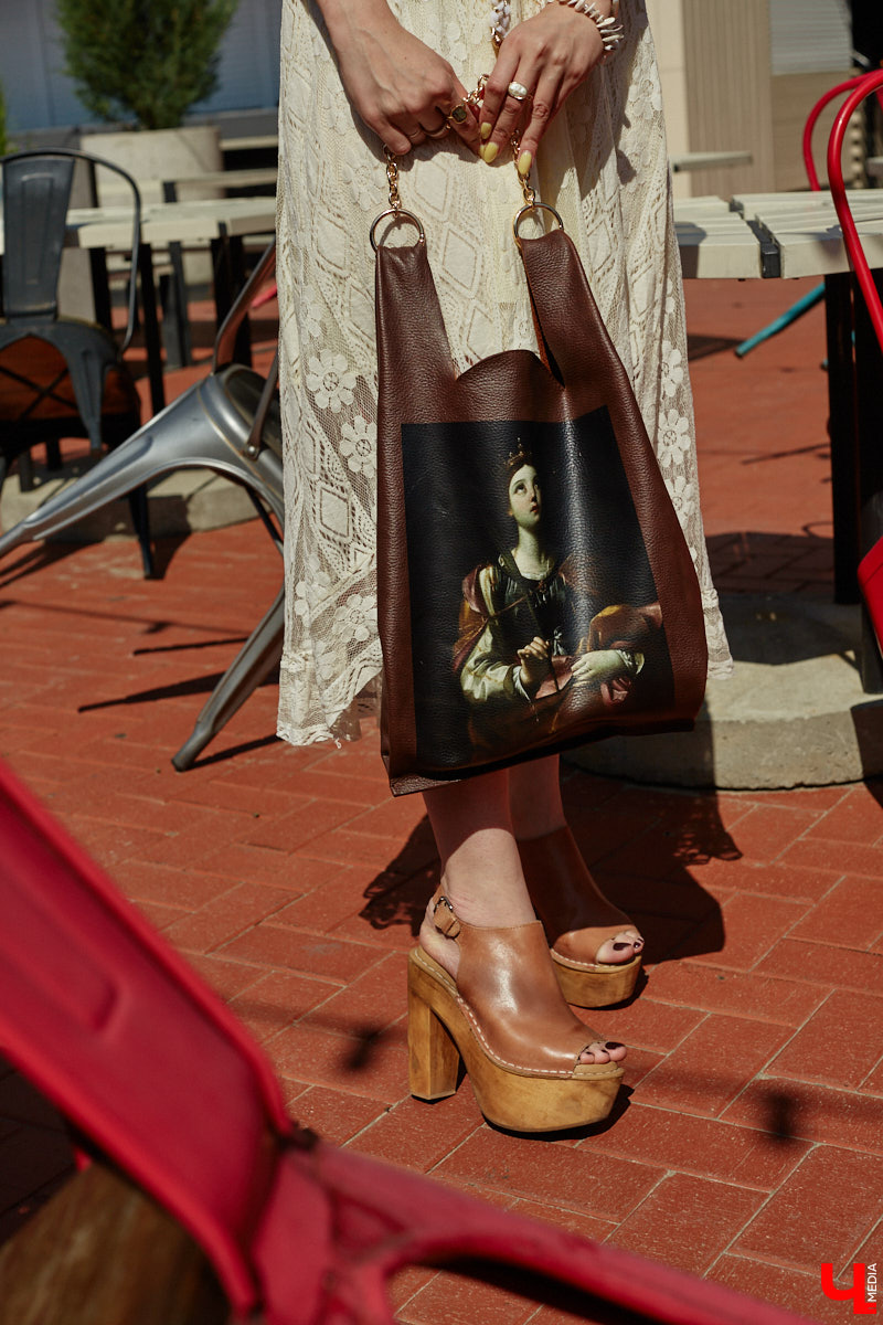 Ценники на вещи заставляют наши сердца стучать чаще, но, конечно, не от восторга. Впрочем, владимирскому стилисту Марине Соловьевой под силу собрать трендовый образ за копейки. И это не громкие слова. Эксперт продемонстрировала «Ключ-Медиа» три бюджетных образа с вещами из секонд-хенда.