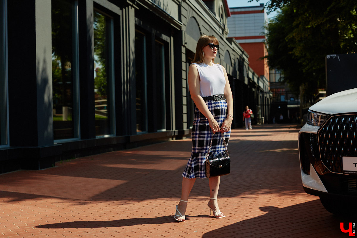 Ценники на вещи заставляют наши сердца стучать чаще, но, конечно, не от восторга. Впрочем, владимирскому стилисту Марине Соловьевой под силу собрать трендовый образ за копейки. И это не громкие слова. Эксперт продемонстрировала «Ключ-Медиа» три бюджетных образа с вещами из секонд-хенда.