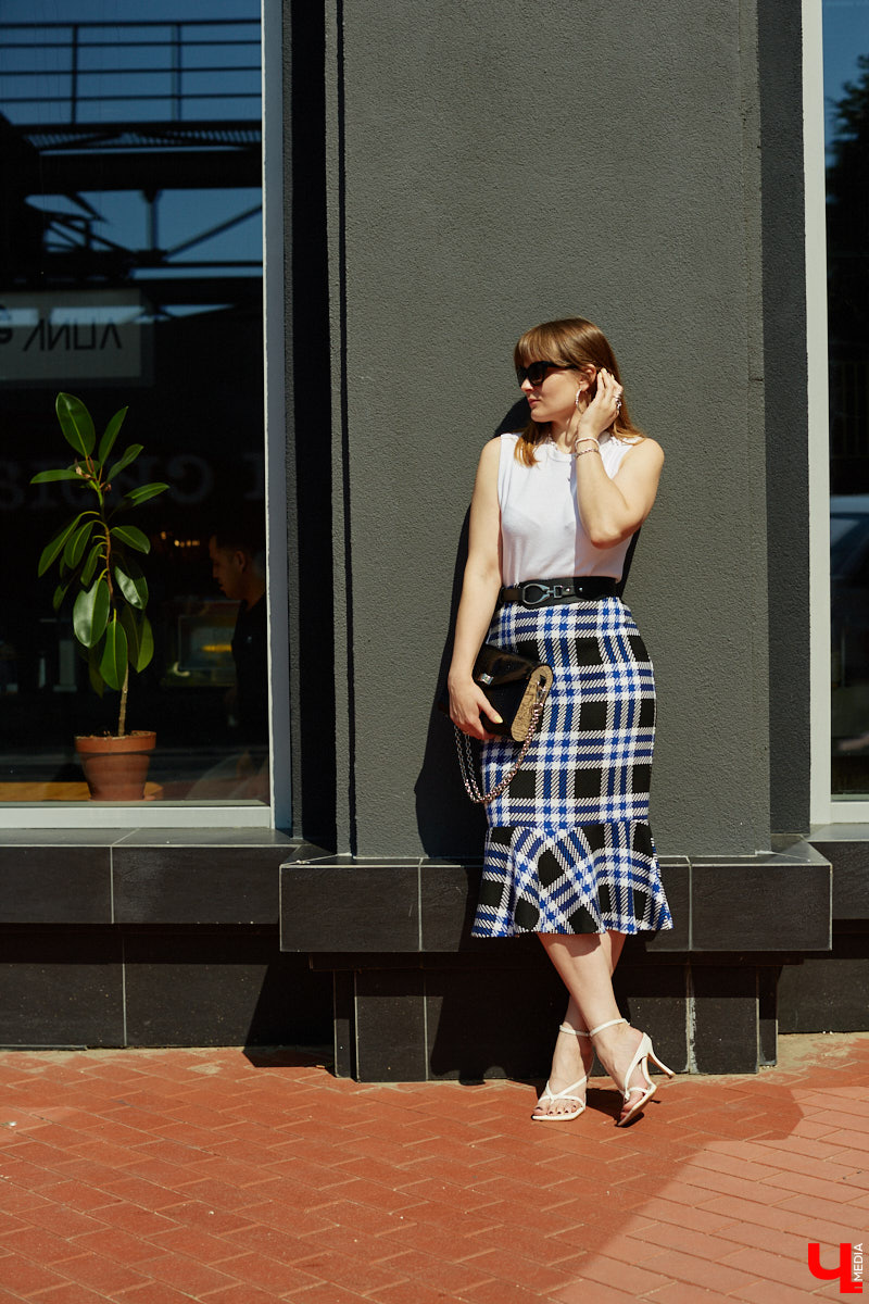 Ценники на вещи заставляют наши сердца стучать чаще, но, конечно, не от восторга. Впрочем, владимирскому стилисту Марине Соловьевой под силу собрать трендовый образ за копейки. И это не громкие слова. Эксперт продемонстрировала «Ключ-Медиа» три бюджетных образа с вещами из секонд-хенда.