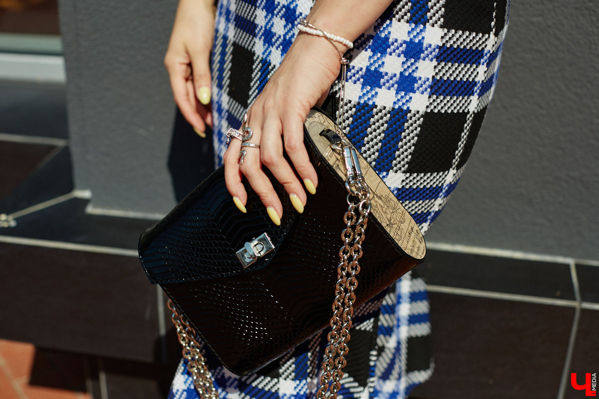 Ценники на вещи заставляют наши сердца стучать чаще, но, конечно, не от восторга. Впрочем, владимирскому стилисту Марине Соловьевой под силу собрать трендовый образ за копейки. И это не громкие слова. Эксперт продемонстрировала «Ключ-Медиа» три бюджетных образа с вещами из секонд-хенда.