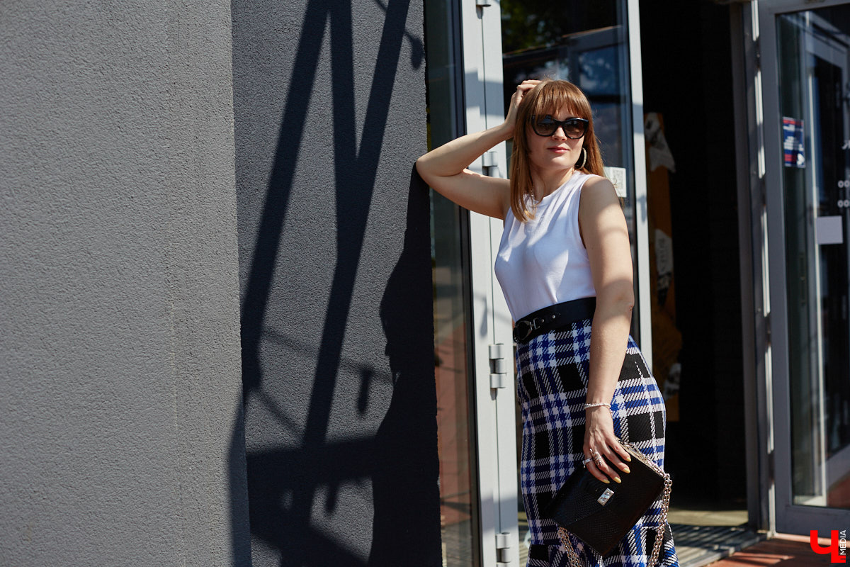 Ценники на вещи заставляют наши сердца стучать чаще, но, конечно, не от восторга. Впрочем, владимирскому стилисту Марине Соловьевой под силу собрать трендовый образ за копейки. И это не громкие слова. Эксперт продемонстрировала «Ключ-Медиа» три бюджетных образа с вещами из секонд-хенда.