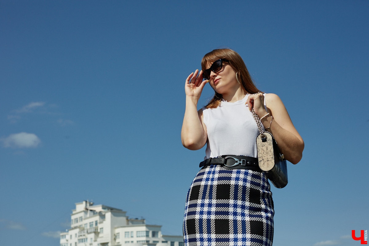Ценники на вещи заставляют наши сердца стучать чаще, но, конечно, не от восторга. Впрочем, владимирскому стилисту Марине Соловьевой под силу собрать трендовый образ за копейки. И это не громкие слова. Эксперт продемонстрировала «Ключ-Медиа» три бюджетных образа с вещами из секонд-хенда.