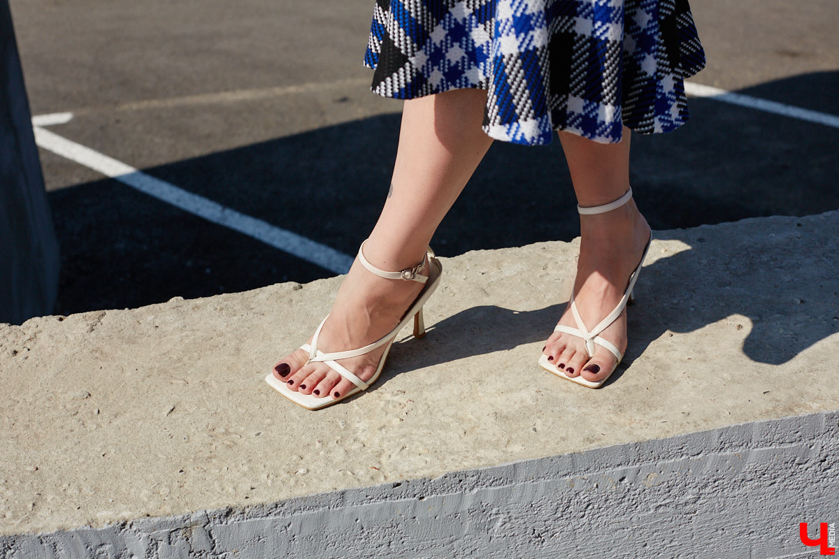 Ценники на вещи заставляют наши сердца стучать чаще, но, конечно, не от восторга. Впрочем, владимирскому стилисту Марине Соловьевой под силу собрать трендовый образ за копейки. И это не громкие слова. Эксперт продемонстрировала «Ключ-Медиа» три бюджетных образа с вещами из секонд-хенда.